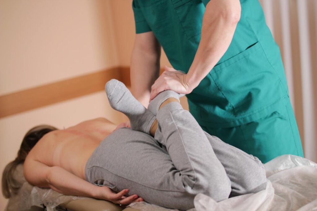 Fizjoterapia w przypadku ostrogi piętowej skupia się głównie na zmniejszeniu napięcia w powięzi plantarnej oraz poprawie jej elastyczności